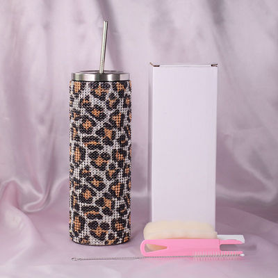 comprare Bottella d'acqua di plastica personalizzata da 20 oz Bling Rhinestone Tumbler Bottella d'acqua con maniglia e chiusura a vite di paglia Isolamento a doppia parete online manufacture