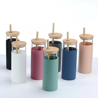 comprare Colorato portabile lavastoviglie Tumbler di vetro sicuro con manica di silicone alto borosilicato vetro smoothie Tumbler con coperchio di bambù riutilizzabile design online manufacture