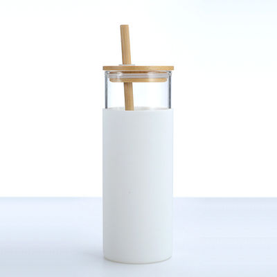 comprare Grado alimentare Bianco 20 oz Bottone di vetro con coperchio Silicone manica protettiva Coperchio di bambù Bottiglia d'acqua di vetro per bevande calde e fredde online manufacture