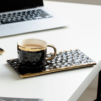 comprare Eleganti tazze in ceramica nera con dettagli dorati, texture ondulate, per caffè, tè e pasticceria. Design moderno e minimalista. online manufacture