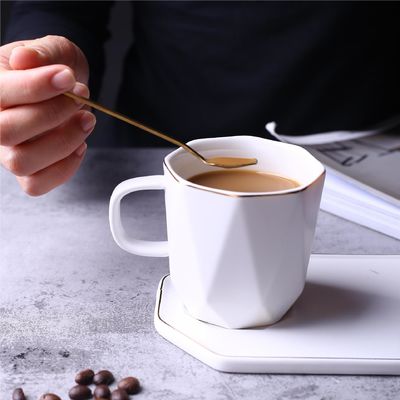 comprare Tazze in ceramica dorata a forma geometrica creativa, tazze da caffè da ufficio, tazze semplici in bianco e nero con piattini, tazze e piattini da tè pomeridiano ai fiori online manufacture