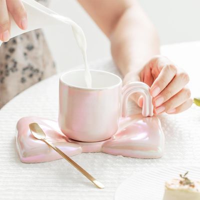comprare Tazza in ceramica iridescente con ciondolo a forma di fiocco – Eleva i tuoi rituali quotidiani con delicata eleganza online manufacture