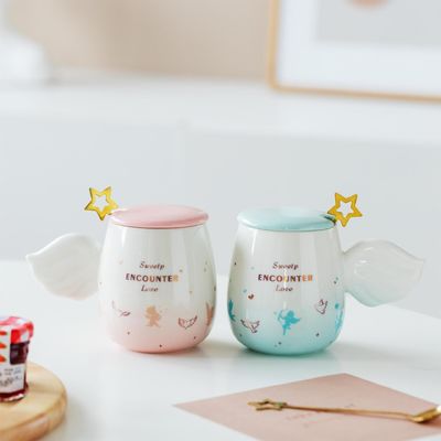 comprare Tazza in ceramica con gradiente a forma di coppia romantica di Cupido con ali d'angelo, con coperchio e cucchiaino, per uomo e donna, tazza da tè ai fiori online manufacture