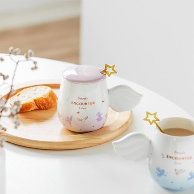 comprare Incantevole tazza in ceramica con maniglie ad ali d' angelo e agitatore a stella d' oro adornata da morbidi gradienti rosa e blu chiaro online manufacture