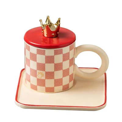 comprare Eleganti tazze in ceramica con dettagli a corona dorata, vivaci motivi a scacchi rossi e bianchi per lussuosi rituali di caffè e tè online manufacture