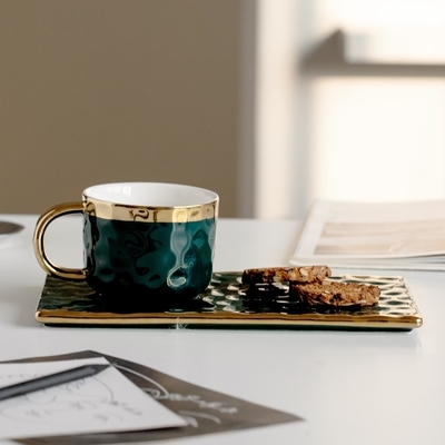comprare Eleganti tazze in ceramica nera con dettagli dorati, texture ondulate, per caffè, tè e pasticceria. Design moderno e minimalista. online manufacture