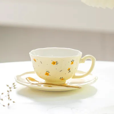 comprare Piccole tazze di caffè a fiori verdi di lusso in stile europeo e piatti con cucchiai in ceramica su misura Tazze e tazze da tè a fiori vetrate per uomini e donne online manufacture