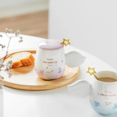 comprare Incantevole tazza in ceramica con maniglie ad ali d' angelo e agitatore a stella d' oro adornata da morbidi gradienti rosa e blu chiaro online manufacture