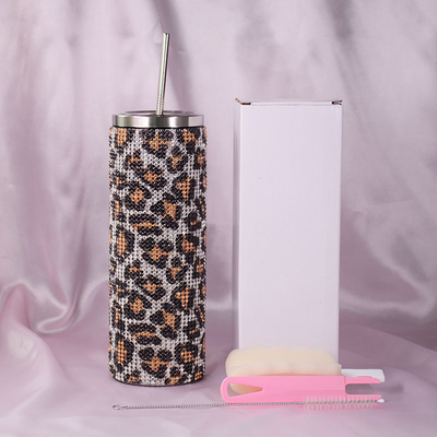 comprare Bottella d'acqua di plastica personalizzata da 20 oz Bling Rhinestone Tumbler Bottella d'acqua con maniglia e chiusura a vite di paglia Isolamento a doppia parete online manufacture