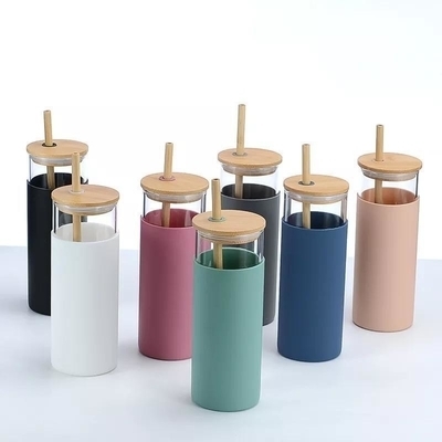 comprare Colorato portabile lavastoviglie Tumbler di vetro sicuro con manica di silicone alto borosilicato vetro smoothie Tumbler con coperchio di bambù riutilizzabile design online manufacture