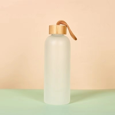 comprare Bottiglia d'acqua in vetro 500ml 750ml Premium Bottine di bevande sportive personalizzate con manica in silicone Eleganti e pratiche per qualsiasi attività quotidiana all'interno e all'esterno online manufacture