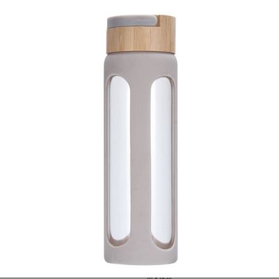 comprare Bottella d'acqua di vetro ad alto borosilicato personalizzata 550/750ml Bottella di bevande di vetro personalizzata con manica di silicone e coperchio di bambù facile da pulire e mantenere online manufacture