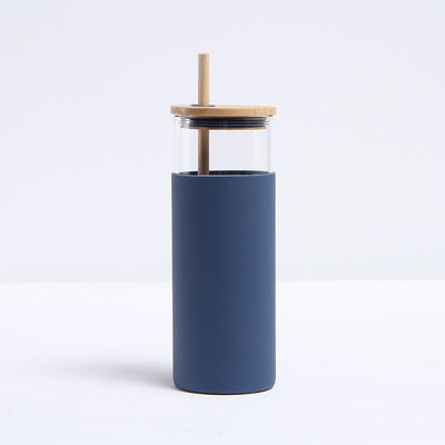 Colore chiaro Portatile robusto Silicone rivestito di vetro Bottiglia d'acqua di vetro Drinking Tumbler con paglia e coperchio di bambù Logo personalizzato Design elegante