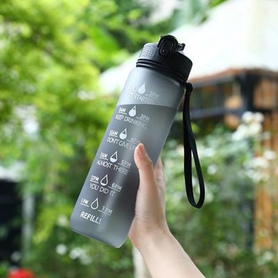 BPA Proof BPA Free Motivazione Sport Bottiglia d'acqua con marcatore del tempo 32 oz Sport Bottiglia con paglia e cintura da trasporto Perfetta dimensione facile da trasportare