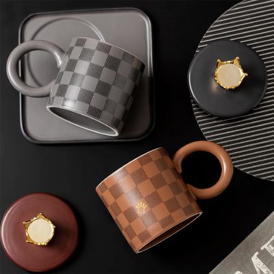 Tendenza Nazionale Stile Tazze e Piatti in Ceramica a Quadri Con COPERCHI Cucchiaini Grandi Manici Rotondi Tazze Ufficio Caffè Casa Bere Tazze in Ceramica Personalizzate