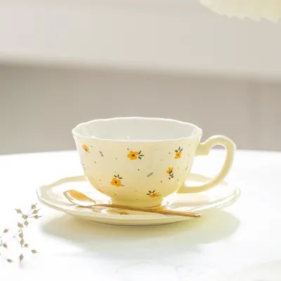 Piccole tazze di caffè a fiori verdi di lusso in stile europeo e piatti con cucchiai in ceramica su misura Tazze e tazze da tè a fiori vetrate per uomini e donne