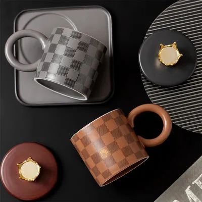 Tendenza Nazionale Stile Tazze e Piatti in Ceramica a Scacchi con COPERCHI, Cucchiai, Grandi Manici Rotondi, Tazze, Tazze da Caffè per Ufficio e Tazze per Bere per la Casa Tazze in Ceramica Personalizzate