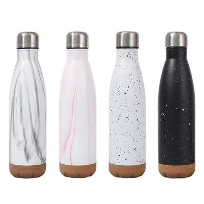 Bottiglia d'acqua in acciaio inossidabile isolante a doppia parete a forma di cola 500 ml Bottiglie d'acqua metalliche personalizzate con fondo di sughero per sport