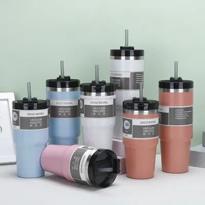 Logo personalizzato Tazza isolante a vuoto a doppia parete 20 oz 30 oz Acciaio inossidabile Tumbler con paglia Tazza di viaggio auto lavastoviglie Dispositivo a prova di fuoriuscita