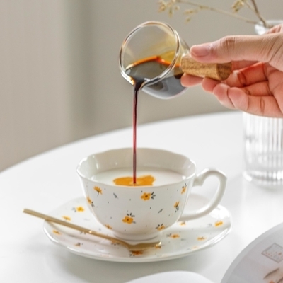 Delicate tazze di fiori per il tè, il caffè e la gioia quotidiana.