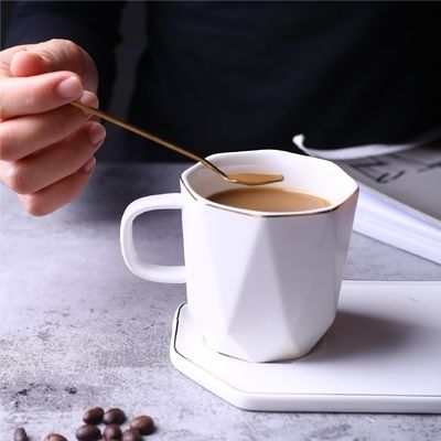 Tazze in ceramica dorata a forma geometrica creativa, tazze da caffè da ufficio, tazze semplici in bianco e nero con piattini, tazze e piattini da tè pomeridiano ai fiori