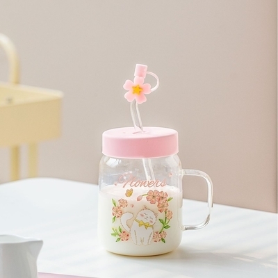 Tazze di vetro affascinanti con illustrazioni di gatti bianchi e fiori in temi rosa e blu