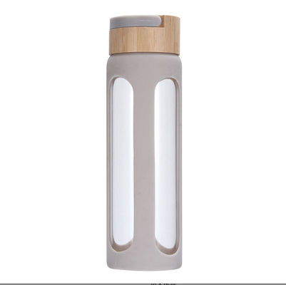 Bottella d'acqua di vetro ad alto borosilicato personalizzata 550/750ml Bottella di bevande di vetro personalizzata con manica di silicone e coperchio di bambù facile da pulire e mantenere